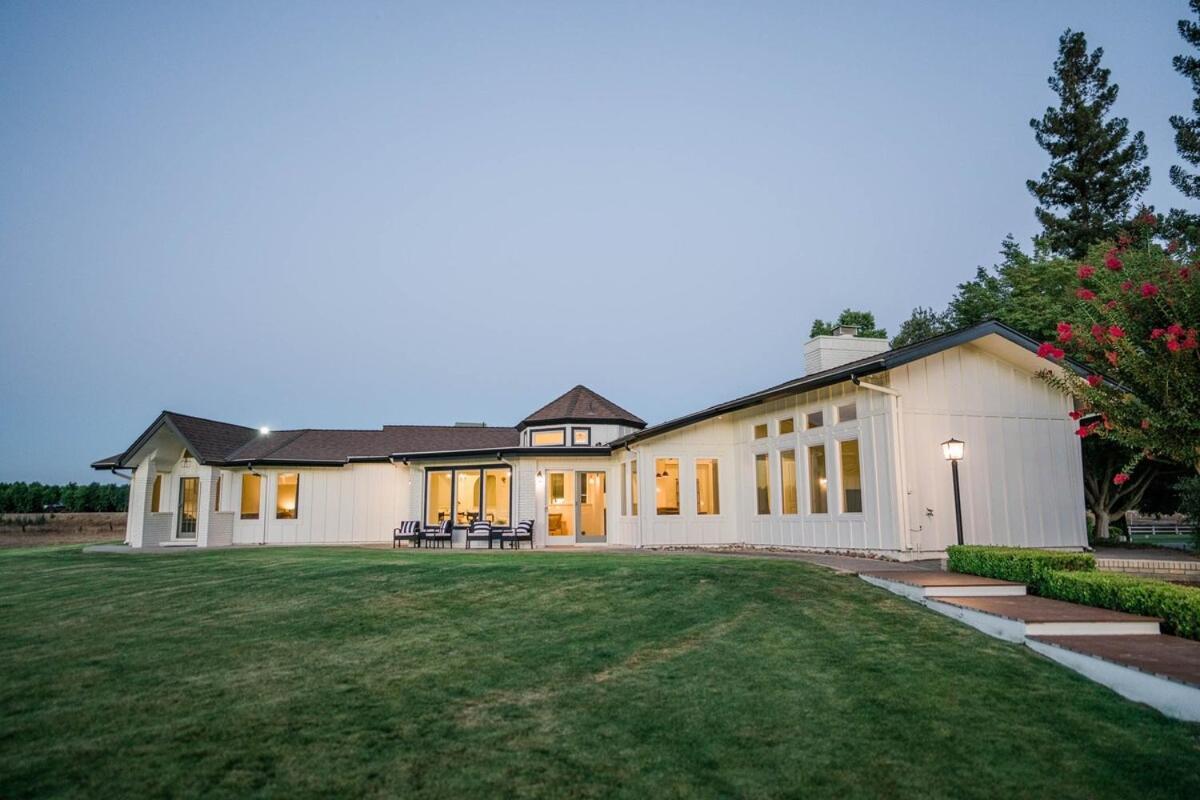 Riverfront Beauty With Pickle Ball Court Villa Kingsburg Exterior photo